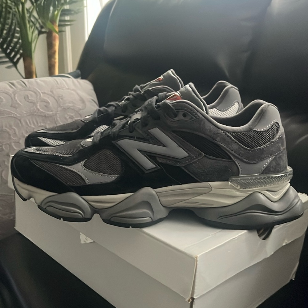 New w/o box New Balance 9060 sz M 10, W 11.5